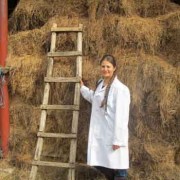 Она лечи краве и овце: Упознајте најмлађу ветеринарку